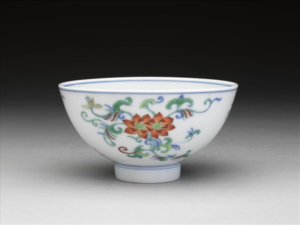 鬥彩纏枝花卉紋碗