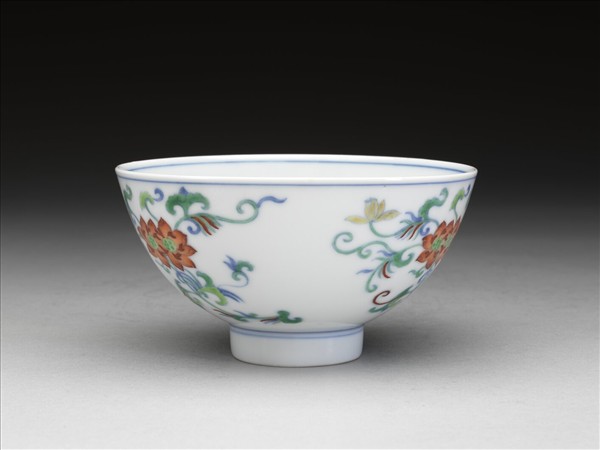 鬥彩纏枝花卉紋碗
