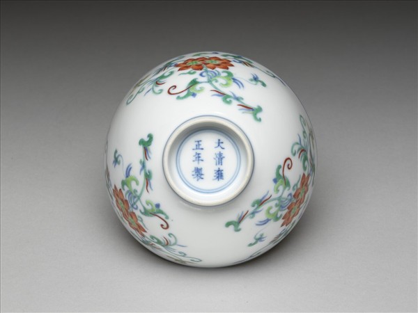 鬥彩纏枝花卉紋碗