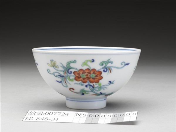 鬥彩纏枝花卉紋碗