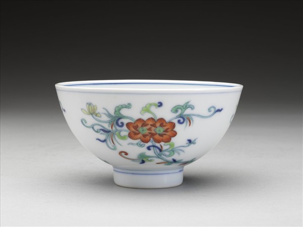 鬥彩纏枝花卉紋碗