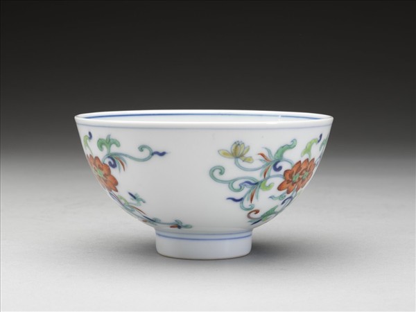 鬥彩纏枝花卉紋碗