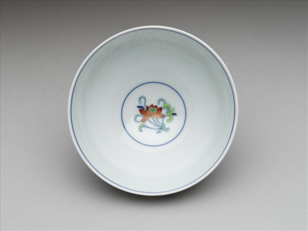 鬥彩纏枝花卉紋碗