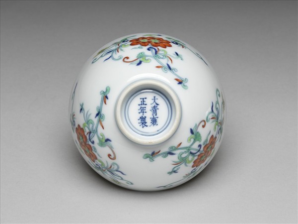 鬥彩纏枝花卉紋碗