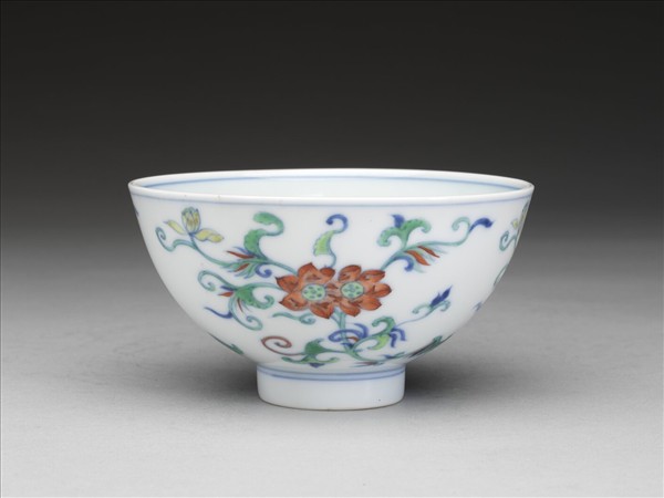 鬥彩纏枝花卉紋碗