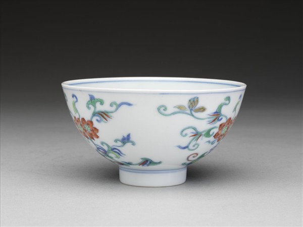 鬥彩纏枝花卉紋碗