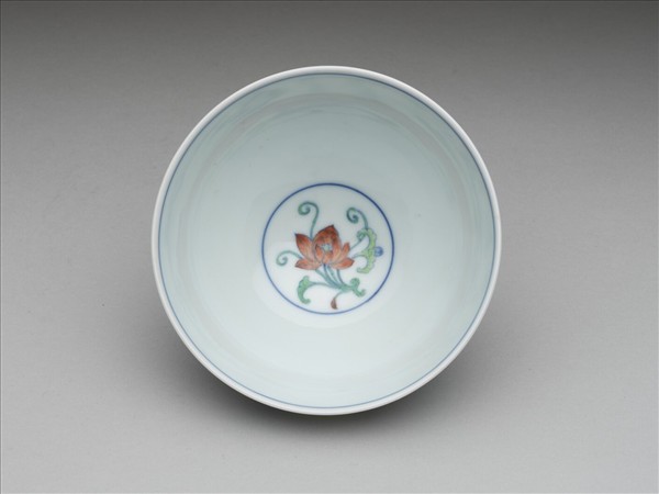 鬥彩纏枝花卉紋碗