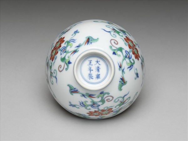 鬥彩纏枝花卉紋碗