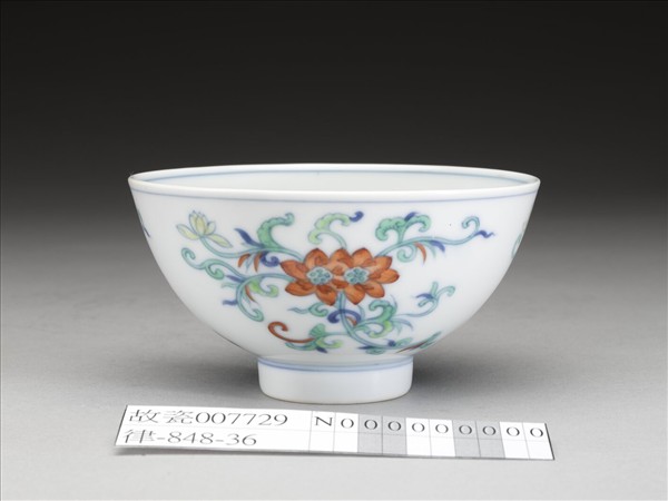 鬥彩纏枝花卉紋碗