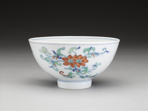 鬥彩纏枝花卉紋碗