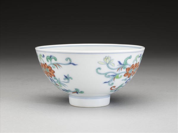 鬥彩纏枝花卉紋碗