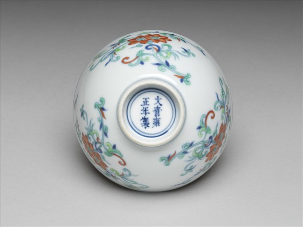 鬥彩纏枝花卉紋碗