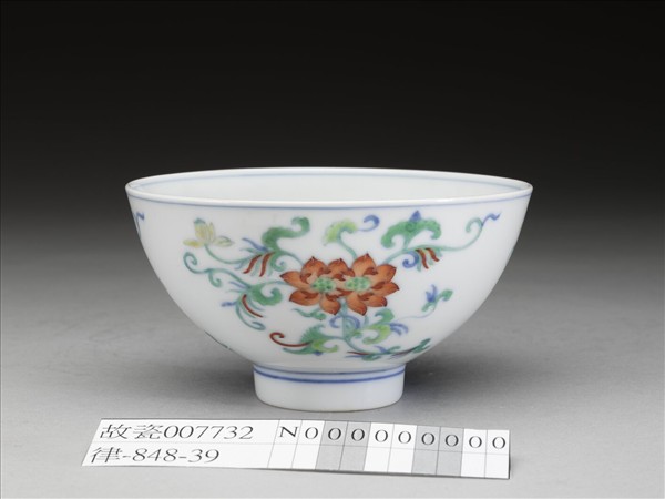 鬥彩纏枝花卉紋碗