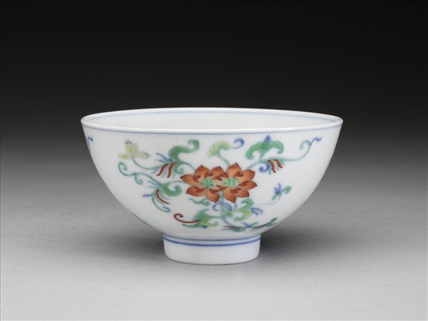 鬥彩纏枝花卉紋碗