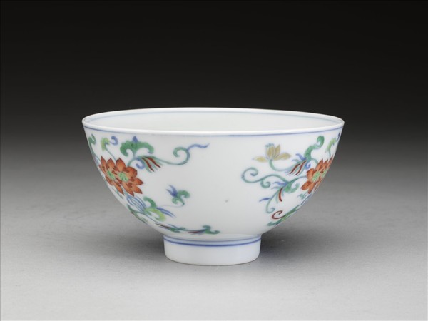 鬥彩纏枝花卉紋碗