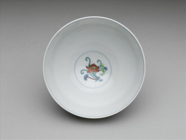 鬥彩纏枝花卉紋碗