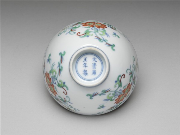 鬥彩纏枝花卉紋碗