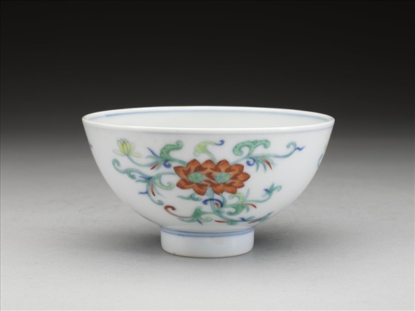 鬥彩纏枝花卉紋碗
