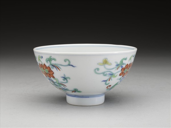 鬥彩纏枝花卉紋碗