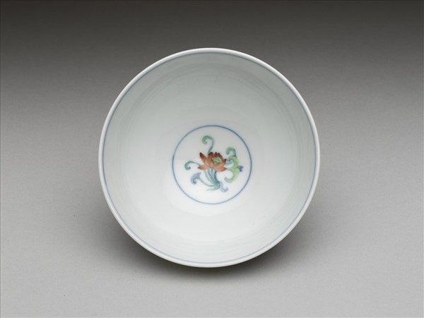 鬥彩纏枝花卉紋碗