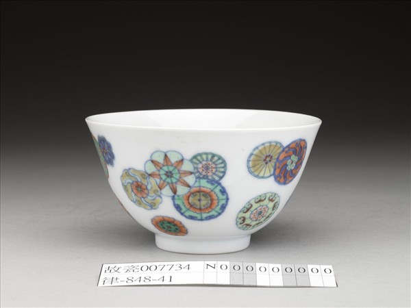 鬥彩團花紋碗