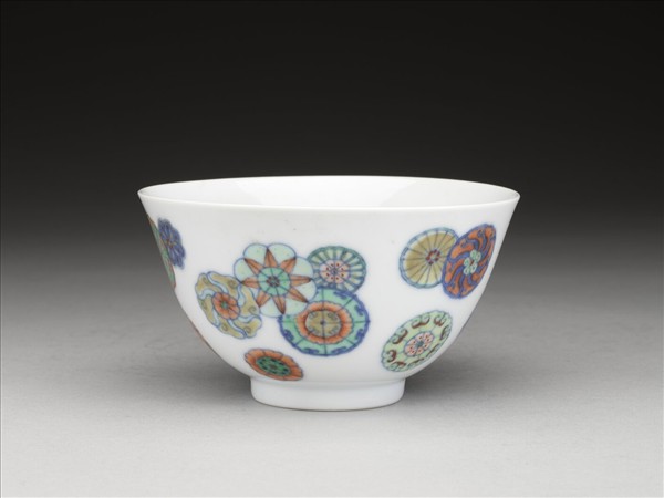 鬥彩團花紋碗