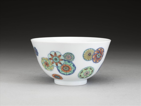 鬥彩團花紋碗