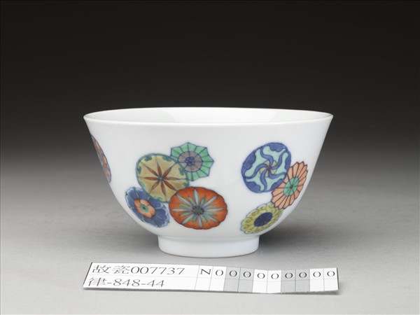 鬥彩團花紋碗