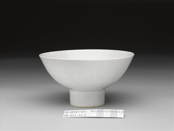 甜白釉番蓮八寶紋高足碗