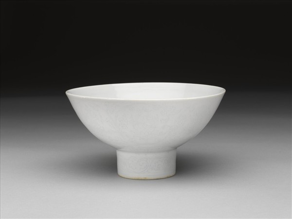 甜白釉番蓮八寶紋高足碗