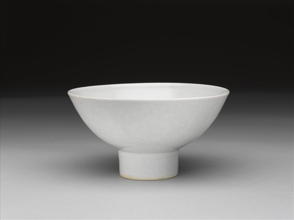 甜白釉番蓮八寶紋高足碗