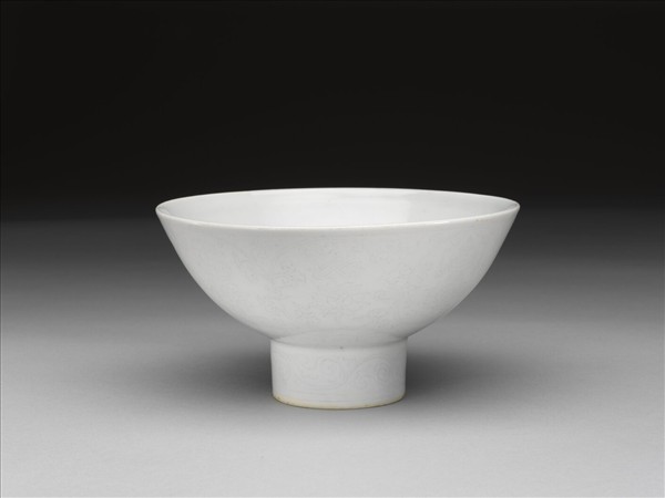 甜白釉番蓮八寶紋高足碗