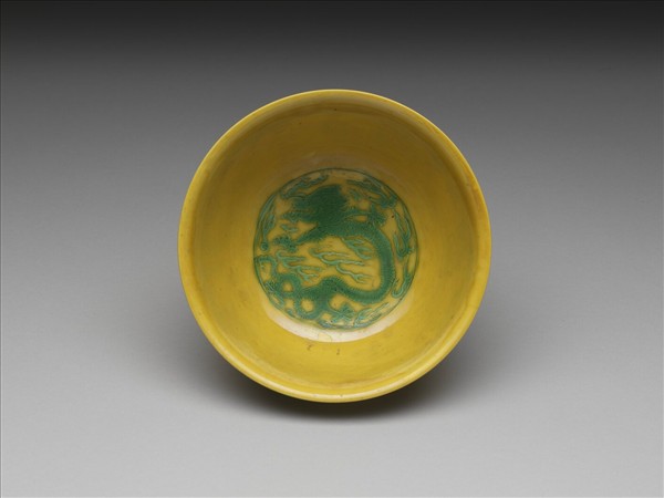 黃地綠彩團龍紋碗