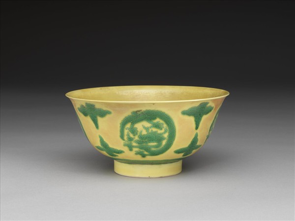 黃地綠彩團龍紋碗