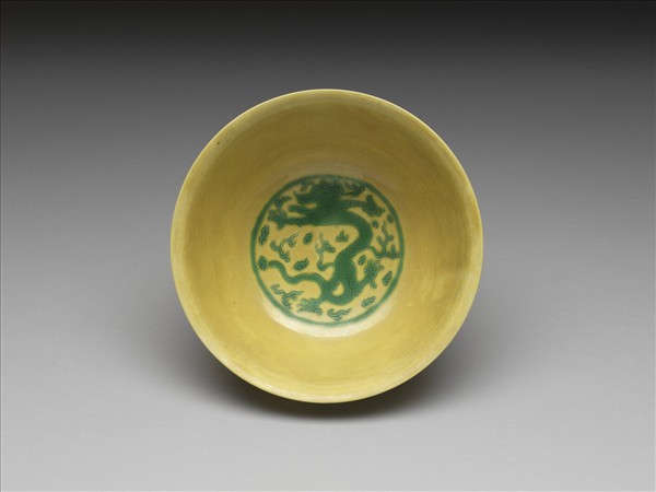 黃地綠彩團龍紋碗