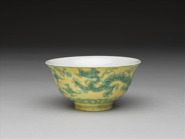 黃地綠彩白裡雙龍戲珠紋碗
