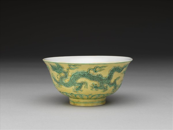 黃地綠彩白裡雙龍戲珠紋碗