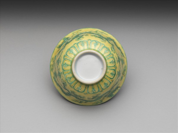 黃地綠彩白裡雙龍戲珠紋碗