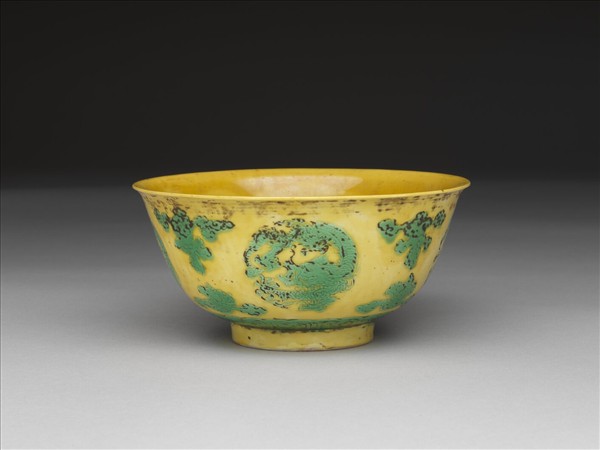 黃地綠彩團龍紋碗