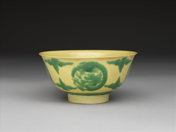 黃地綠彩團龍紋碗