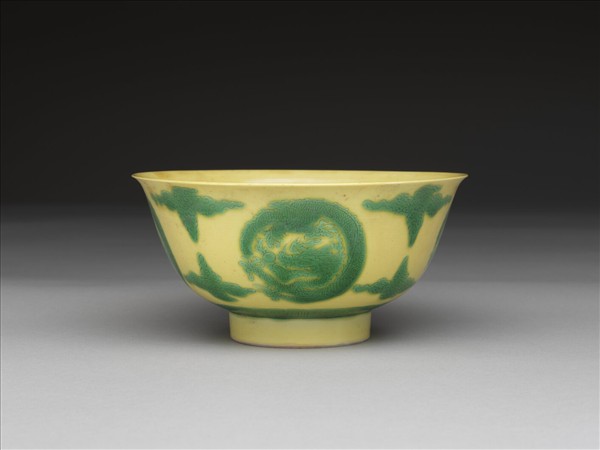 黃地綠彩團龍紋碗