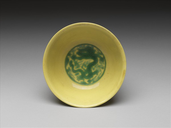 黃地綠彩團龍紋碗