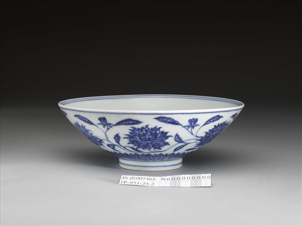 青花纏枝番蓮紋碗