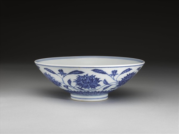 青花纏枝番蓮紋碗