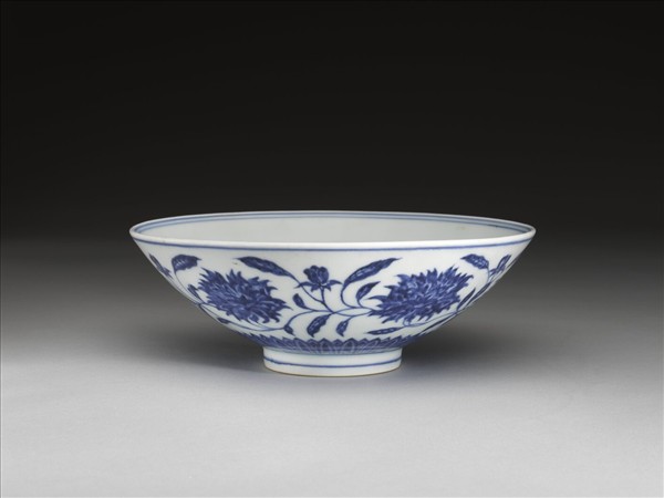青花纏枝番蓮紋碗