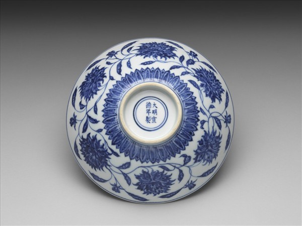 青花纏枝番蓮紋碗
