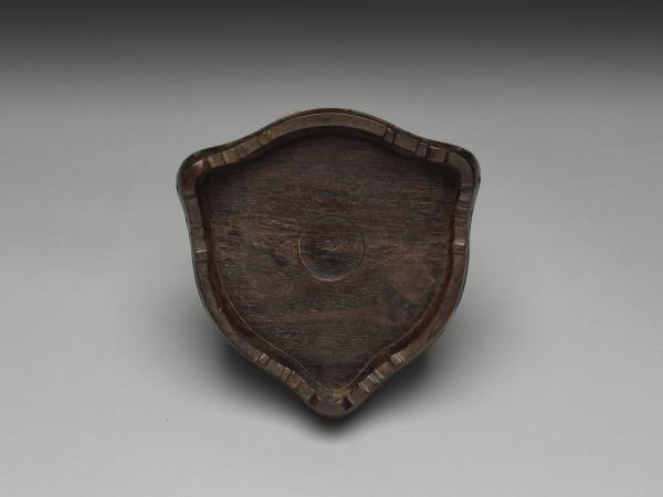 嵌金銀絲龍紋木座