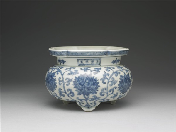 青花番蓮紋三足爐