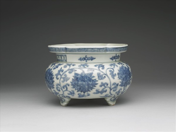 青花番蓮紋三足爐