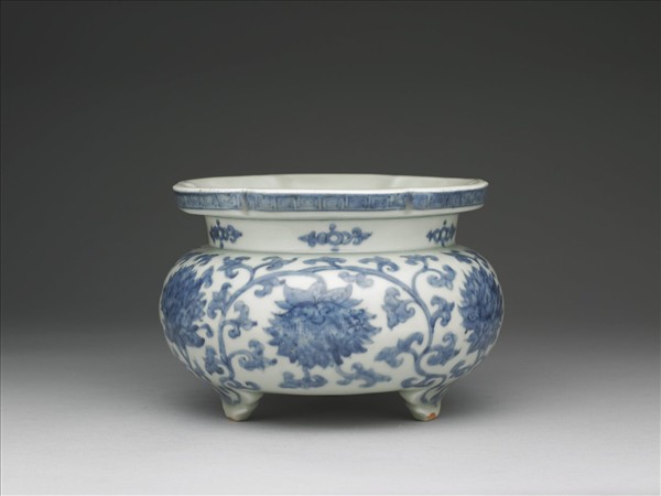 青花番蓮紋三足爐